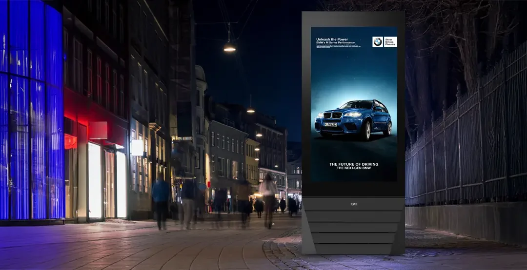 Totem digitali per la pubblicità in esterno: come scegliere il supporto giusto per un progetto DOOH