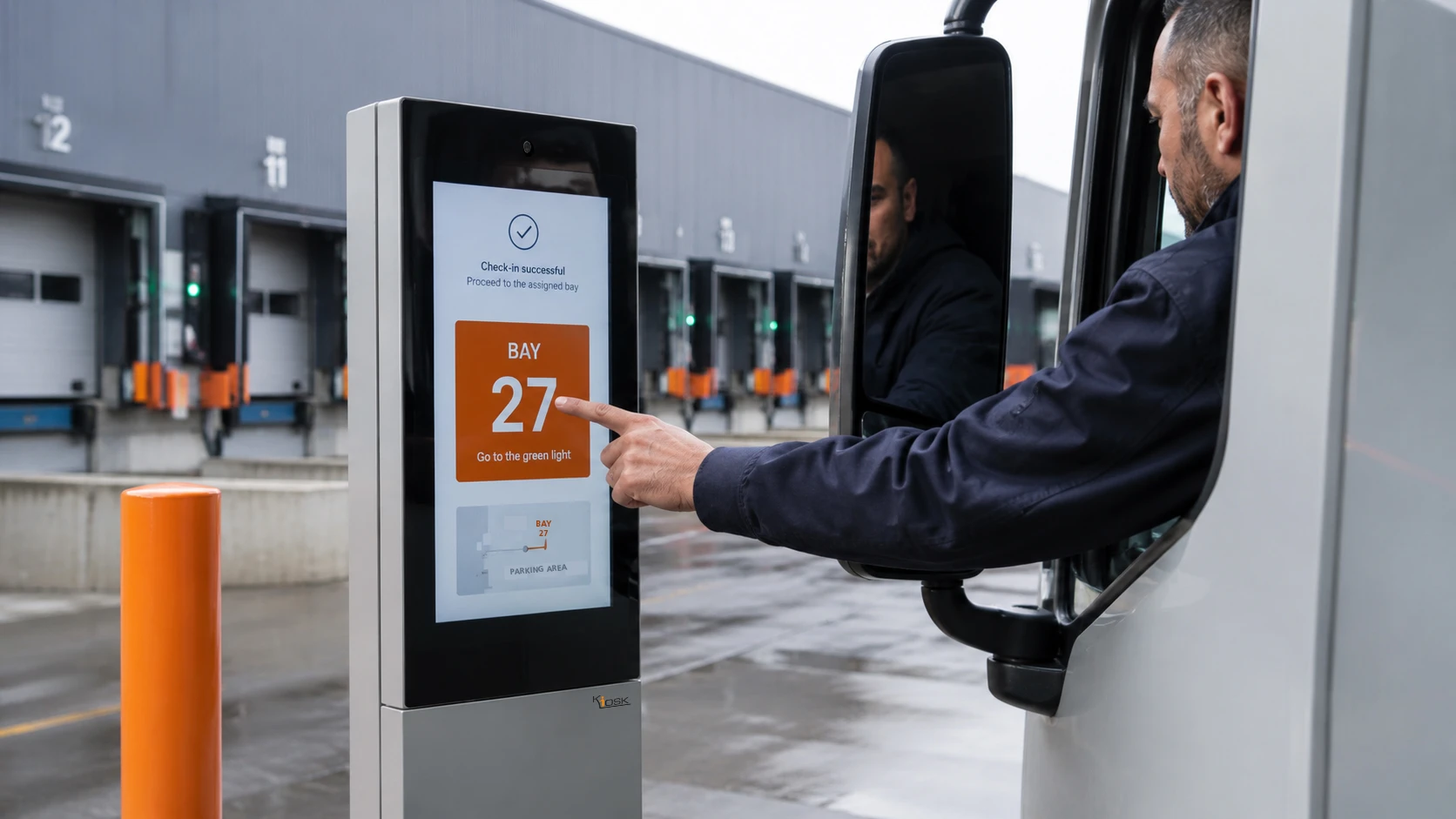 camionista che effettua il check-in al totem digitale per entrare nelle baie di carico