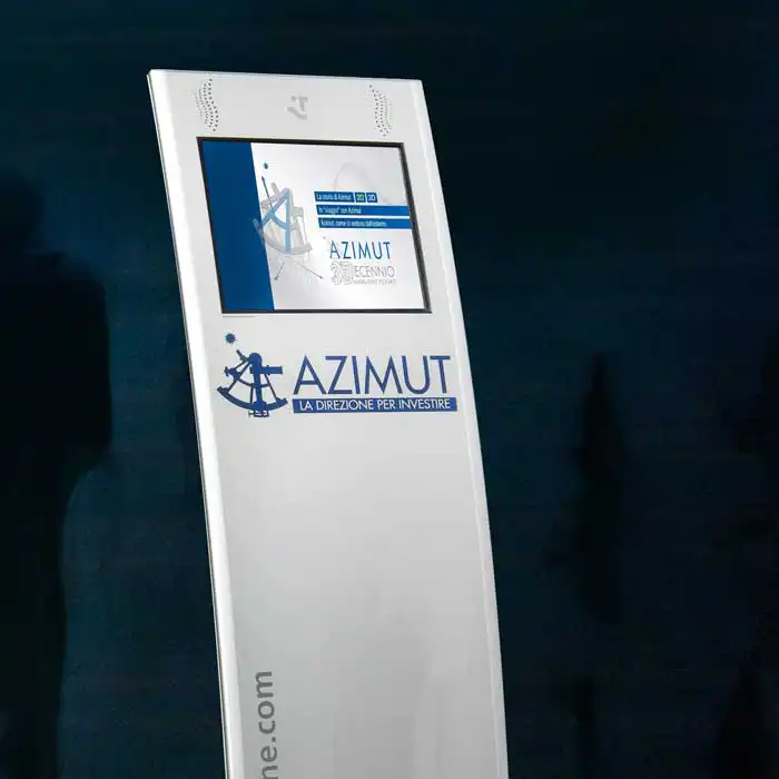 Totem multimediale per Azimut