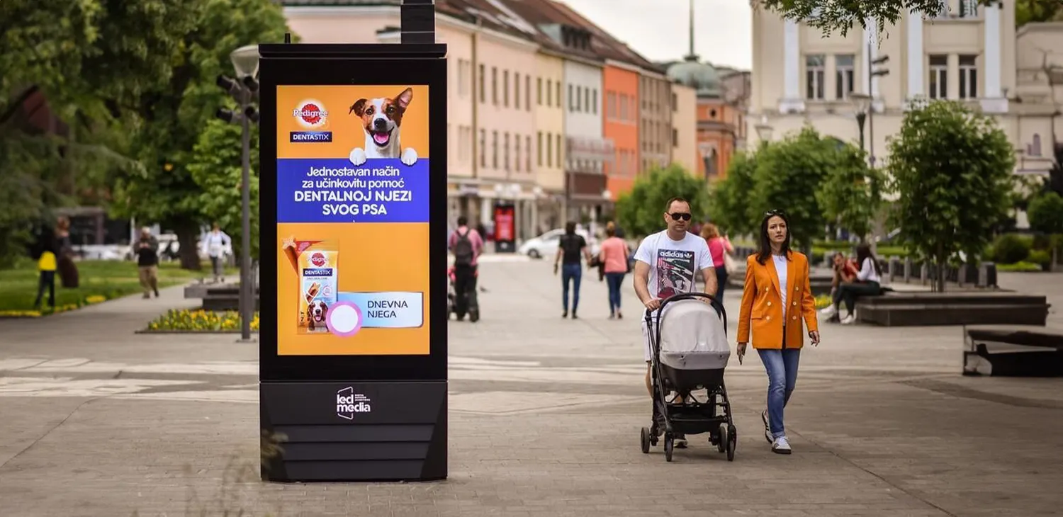 totem digital signage pubblicitari per esterno e semi outdoor