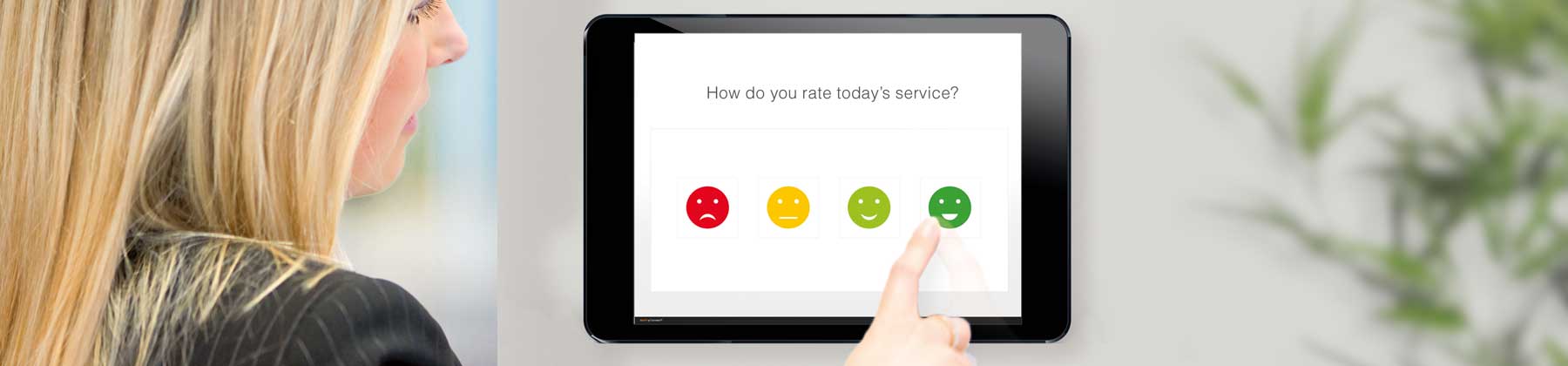 emoticon instant survey con tablet a muro